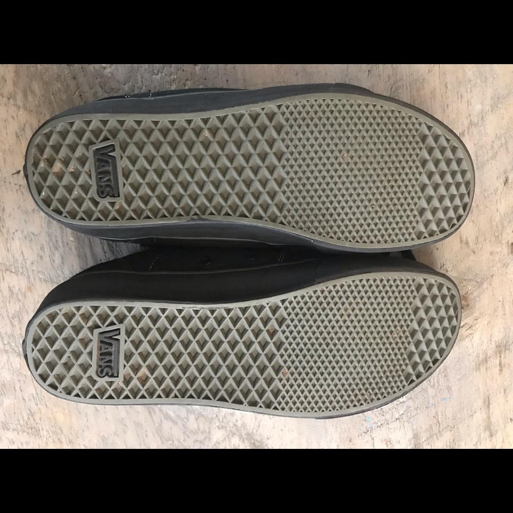 Vans leather/suede top lace up shoes.